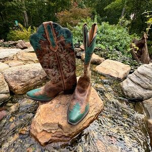 Like new Laredo Antigua slip on snip toe cowboy boot